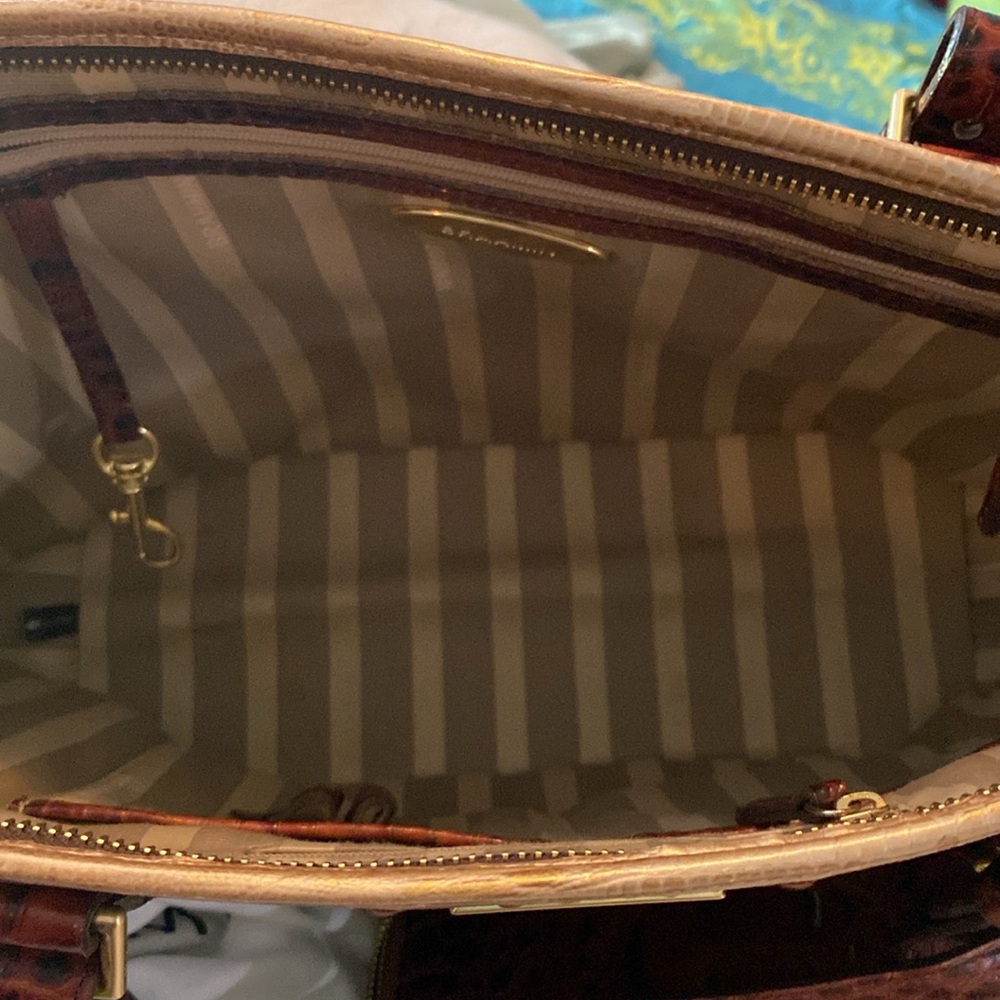 Brahmin should bag and zip around wallet. - Picture 3 of 5